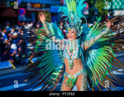 Participant au carnaval Asakusa samba à Tokyo, Japon Banque D'Images