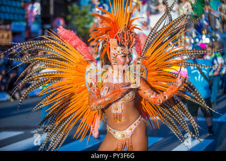 Participant au carnaval Asakusa samba à Tokyo, Japon Banque D'Images