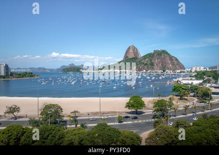 Vue aérienne de Botafogo, Baie de Guanabara et le Pain de Sucre - Rio de Janeiro, Brésil Banque D'Images