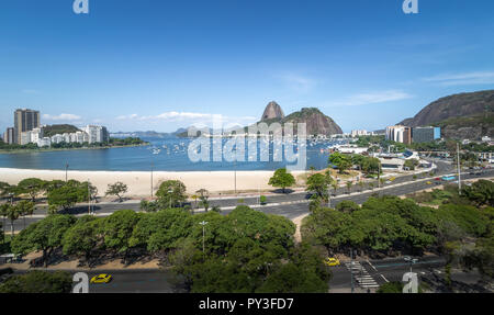 Vue aérienne de Botafogo, Baie de Guanabara et le Pain de Sucre - Rio de Janeiro, Brésil Banque D'Images