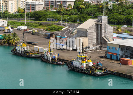Fort-de-France, Martinique - Décembre 19, 2016 La mer : remorqueurs amarrés dans le port de Fort-de-France, Martinique, paradis des Caraïbes. La Martinique est une île de Ré Banque D'Images