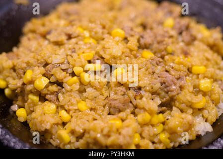 Riz au Curry japonais sur plaque de grésillement mélangé avec du maïs et de la viande bovine Banque D'Images