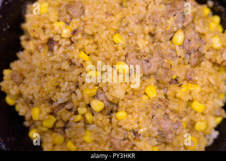 Riz au Curry japonais sur plaque de grésillement mélangé avec du maïs et de la viande bovine Banque D'Images