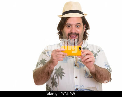 Happy fat man smiling and taking picture with mobile phone Banque D'Images