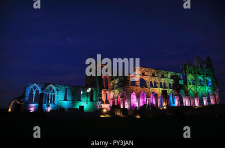 Les feux fonctionnent les ruines de l'abbaye de Whitby dans le Yorkshire du Nord pour l'abbaye illuminée qui fonctionne sur le long terme de la moitié de l'Halloween. Banque D'Images