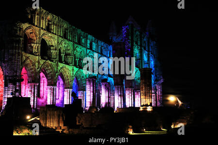 Les feux fonctionnent les ruines de l'abbaye de Whitby dans le Yorkshire du Nord pour l'abbaye illuminée qui fonctionne sur le long terme de la moitié de l'Halloween. Banque D'Images