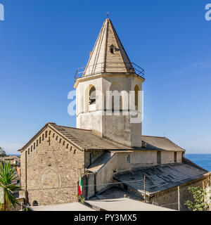 La belle église de San Pietro à Corniglia, Cinque Terre, ligurie, italie Banque D'Images