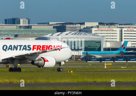 Détail de Sydney Kingsford Smith) (Aéroport de Sydney, en Australie, à l'égard du Terminal International à l'ouest de l'aéroport. Sur la photo : un avion de transport de fret de Qantas Airways taxying vers le terminal de l'aéroport. Banque D'Images