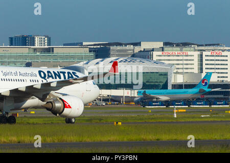 Détail de Sydney Kingsford Smith) (Aéroport de Sydney, en Australie, à l'égard du Terminal International à l'ouest de l'aéroport. Sur la photo : Airbus A330 de Qantas (call sign VH-EBE) taxying vers le terminal international. Banque D'Images