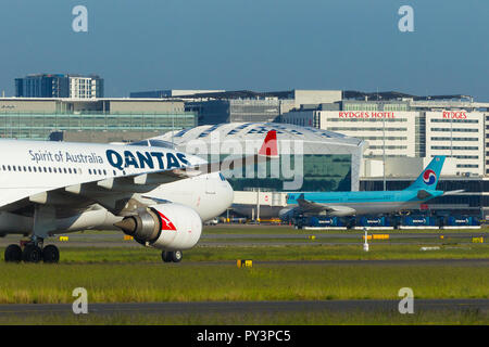 Détail de Sydney Kingsford Smith) (Aéroport de Sydney, en Australie, à l'égard du Terminal International à l'ouest de l'aéroport. Sur la photo : Airbus A330 de Qantas (call sign VH-EBE) taxying vers le terminal international. Banque D'Images