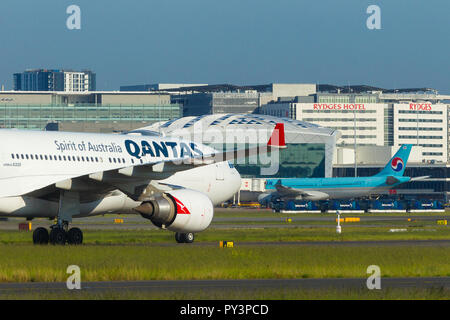 Détail de Sydney Kingsford Smith) (Aéroport de Sydney, en Australie, à l'égard du Terminal International à l'ouest de l'aéroport. Sur la photo : Airbus A330 de Qantas (call sign VH-EBE) taxying vers le terminal international. Banque D'Images