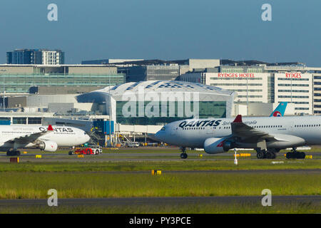 Détail de Sydney Kingsford Smith) (Aéroport de Sydney, en Australie, à l'égard du Terminal International à l'ouest de l'aéroport. Sur la photo : Airbus A330 de Qantas (call sign VH-EBE) taxying vers le terminal international. Banque D'Images