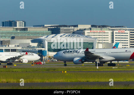 Détail de Sydney Kingsford Smith) (Aéroport de Sydney, en Australie, à l'égard du Terminal International à l'ouest de l'aéroport. Sur la photo : Airbus A330 de Qantas (call sign VH-EBE) taxying vers le terminal international. Banque D'Images