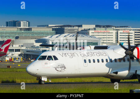 Détail de Sydney Kingsford Smith) (Aéroport de Sydney, en Australie, à l'égard du Terminal International à l'ouest de l'aéroport. Sur la photo : un avion Virgin Australia à taxying s'écarter de la piste nord-sud parallèle 16L/34R. Banque D'Images