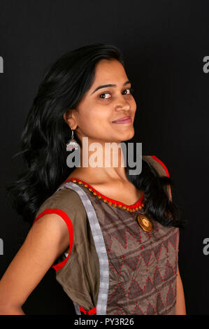 Happy young woman smiling sur fond noir, Pune, Inde. Banque D'Images