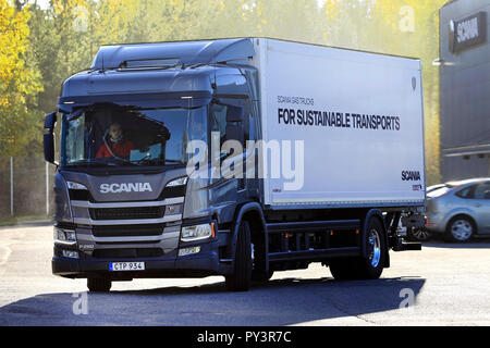 Lieto,Finlande - 19 octobre 2018 : Scania/GNC gaz CGB P280 camion de livraison sur l'essai de conduite sur circuit urbain Scania 2018 Turku. Banque D'Images