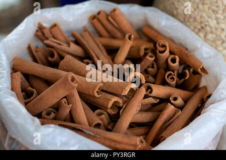 De nombreux bâtons de cannelle pour la vente au marché local, Pune Maharashtra. Banque D'Images