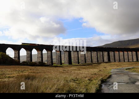 Ribblehead viaduc avec Train de marchandises. Banque D'Images