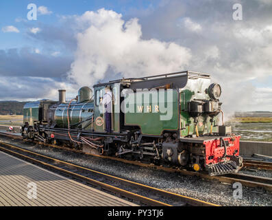 Le passage du train à vapeur s/n, à Porthmadog, Snowdonia, le Nord du Pays de Galles, Royaume-Uni Banque D'Images