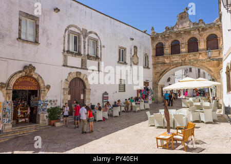 Italie, Pouilles, Ostuni, Largo Trinchera, Arco Scoppa Banque D'Images