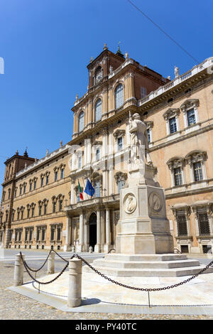 L'Italie, l'Emilie Romagne, Modène, la Piazza Roma, Palais Ducal Banque D'Images