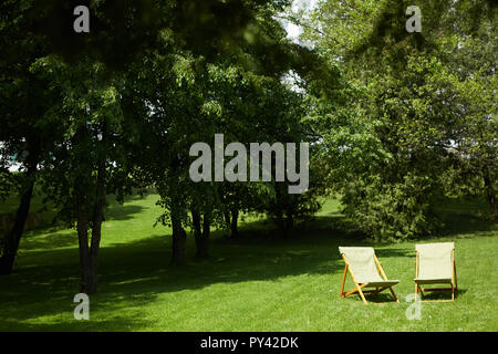 Reste des chaises dans le jardin. Concept Resort Banque D'Images