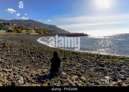 Une plage de galets à Funchal, Madère - Portugal Banque D'Images