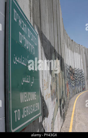 JERUZALEM, ISRAËL - JULI 11, 2004 : Bienvenue à Jérusalem-signe sur le mur de séparation israélien ou de sécurité avec la Palestine couverts de graffitis. militant Banque D'Images