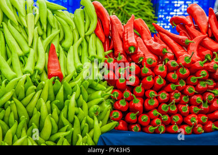 Poivrons rouges et verts en vente sur un marché. Banque D'Images