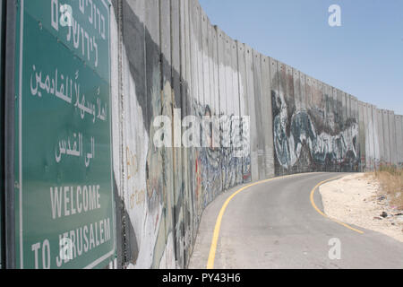 JERUZALEM, ISRAËL - JULI 11, 2004 : Bienvenue à Jérusalem-signe sur le mur de séparation israélien ou de sécurité avec la Palestine couverts de graffitis. militant Banque D'Images