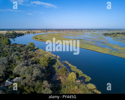 Paysage aérien en Lozère sur la Namibie et l'Angola frontière. Rivière avec la côte et de la végétation verte après la saison des pluies. Paysage aérien de l'Afrique. Banque D'Images