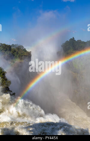Arc-en-ciel sur les chutes Victoria après la saison des pluies en mai, une chute d'eau est plein d'eau, partout, c'est brouillard, Zambie Zimbabwe, frontière sud désert paysag Banque D'Images