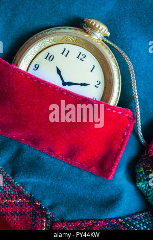 Close up detail de Papi's Pocket Watch et de la chaîne de grand-père ours ours en peluche douce par DanDee Banque D'Images