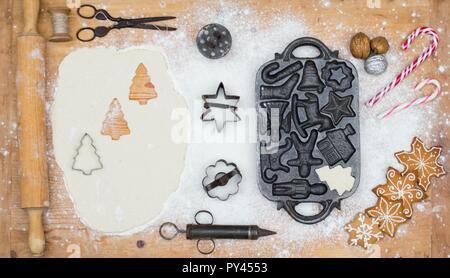 Ancienne bouilloire d'épices Biscuits sur table en bois avec des antiquités Banque D'Images