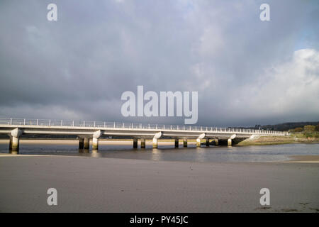 Le nouveau pont pont Briwet (2014) portant la côte Cambrian ligne de chemin de fer et le trafic sur l'Dwyryd Estuaire, Nord du Pays de Galles Banque D'Images