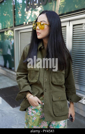 MILAN, ITALIE - 23 septembre 2018 : Cao Yoyo avec lunettes jaune avant de Giorgio Armani fashion show, Milan Fashion Week street style ? Banque D'Images