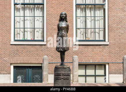 Statue d'Anne Frank d'Amsterdam statue sur Westerkerk plaza au coin de l'Anne Frank House Museum Amsterdam Hollande Pays-bas eu Europe Banque D'Images