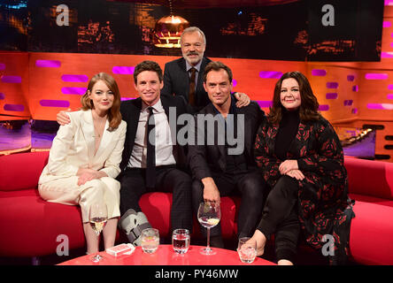 Graham Norton de l'hôte (debout) avec (assis, de gauche à droite) Emma Stone, Eddie Redmayne, Jude Law et Melissa McCarthy pendant le tournage de The Graham Norton Show à BBC Television Centre 6 Studioworks, Wood Lane, Londres, pour être diffusé sur BBC One le vendredi. Banque D'Images