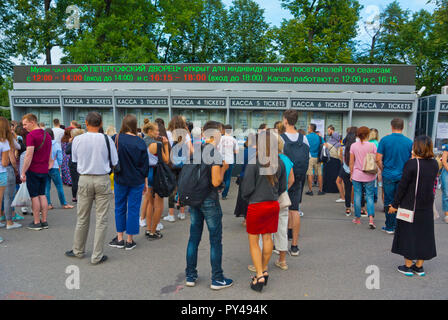 File d'attente pour le bureau de vente des billets, la Place Dvortsovaya ploschad, Palace, Peterhof, près de Saint-Pétersbourg, Russie Banque D'Images