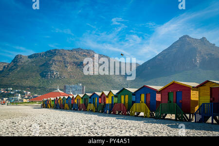 Maisonnettes colorées à Muizenberg Beach, Cape Town, Afrique du Sud Banque D'Images