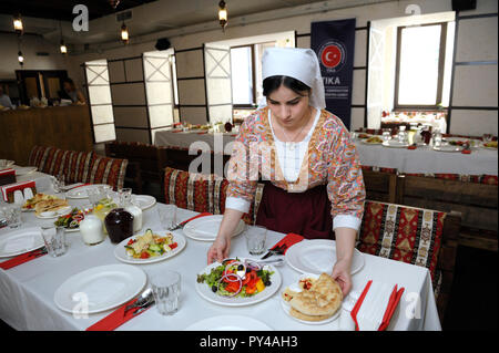 Au restaurant Tatar Tatar : serveuse en costume national mettant la table. Le 8 septembre 2018. Kiev, Ukraine Banque D'Images