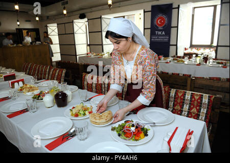 Au restaurant Tatar Tatar : serveuse en costume national mettant la table. Le 8 septembre 2018. Kiev, Ukraine Banque D'Images