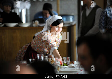 Au restaurant Tatar Tatar : serveuse en costume national mettant la table. Le 8 septembre 2018. Kiev, Ukraine Banque D'Images