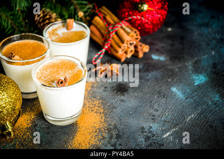 Verre de liqueur de poule de Noël ou cola de mono. cocktail cocktail d'hiver traditionnel en bref, avec des décorations de Noël, fond sombre spa copie Banque D'Images