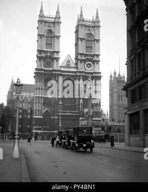 Ligne de taxis en face de l'abbaye de Westminster à Londres c1925 Photographie par Tony Henshaw Banque D'Images