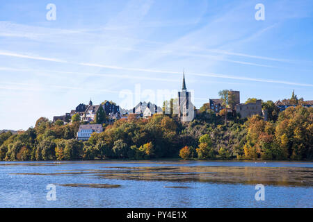 L'Allemagne, la ville de Wetter sur la rivière Ruhr, lac Harkort, vue de l'église protestante et le château plus humides. Deutschland, Stadt Wetter an der Ru Banque D'Images