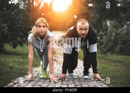 Sports urbains - couple jogging pour la remise en forme dans la ville avec une nature magnifique. Banque D'Images