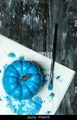 Faire vous-même, peinture Halloween pumpkins en bleu Banque D'Images
