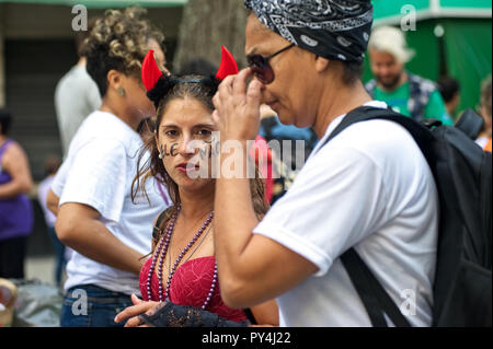 Rio de Janeiro - le 29 septembre 2018 : Les Brésiliens sont descendus dans la rue pour protester contre le candidat présidentiel d'extrême-droite Jaïr Bolsonaro Banque D'Images