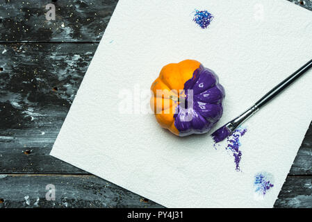 Faire vous-même, peinture Halloween pumpkins en violet Banque D'Images